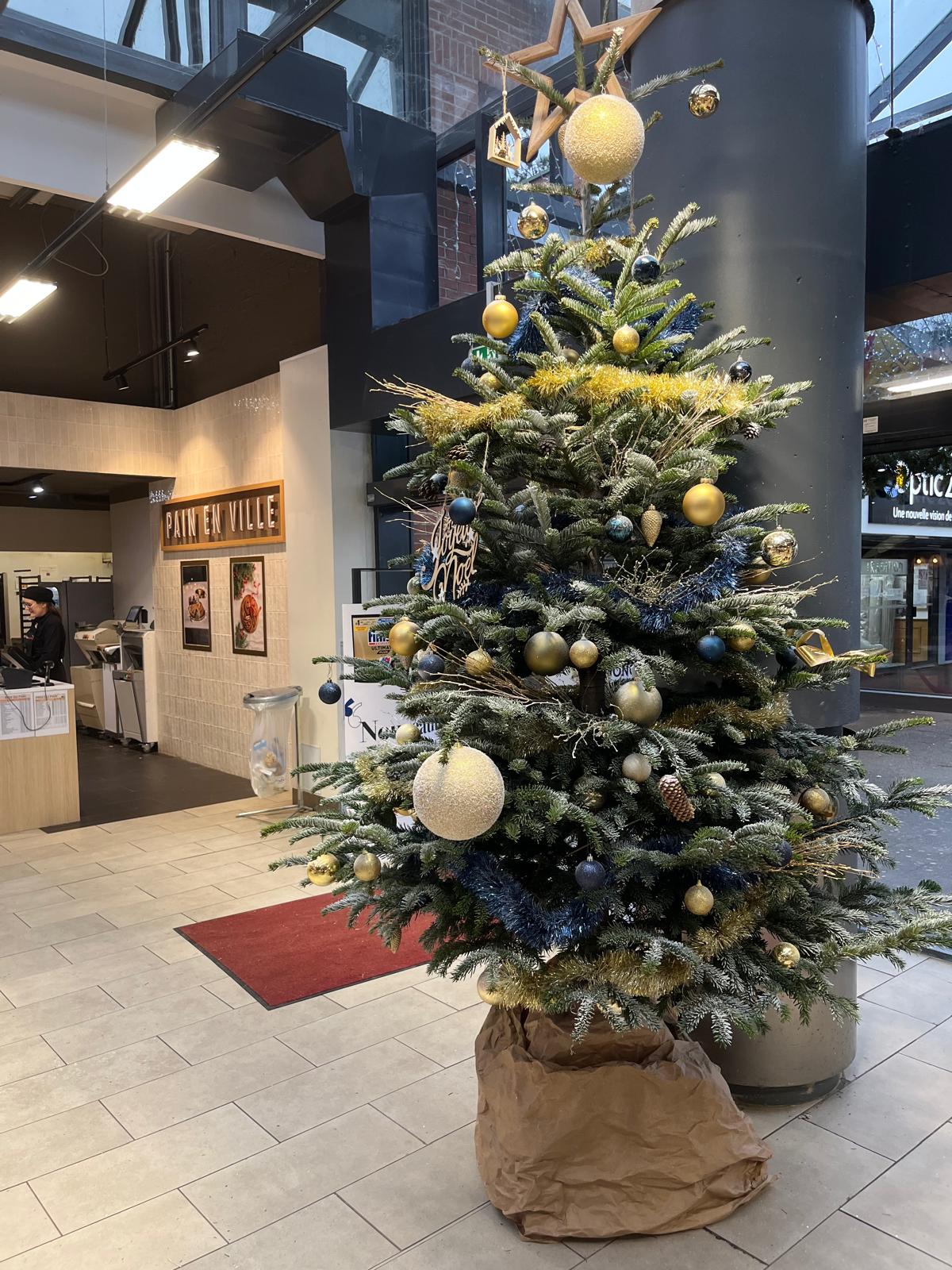 sapin de noël d'entreprise décoré artisans fleuristes