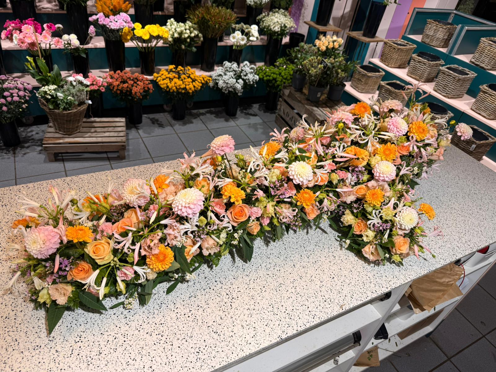 Croix de deuil fleurs orange et pastel La Madeleine